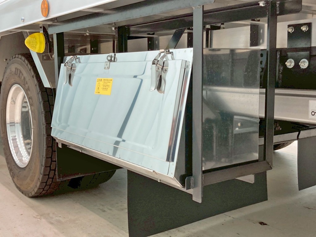 ボディー助手席側後方にステンレス製の工具箱が付いています。|三菱 ファイター 2KG-FK65F(2WD)の写真22