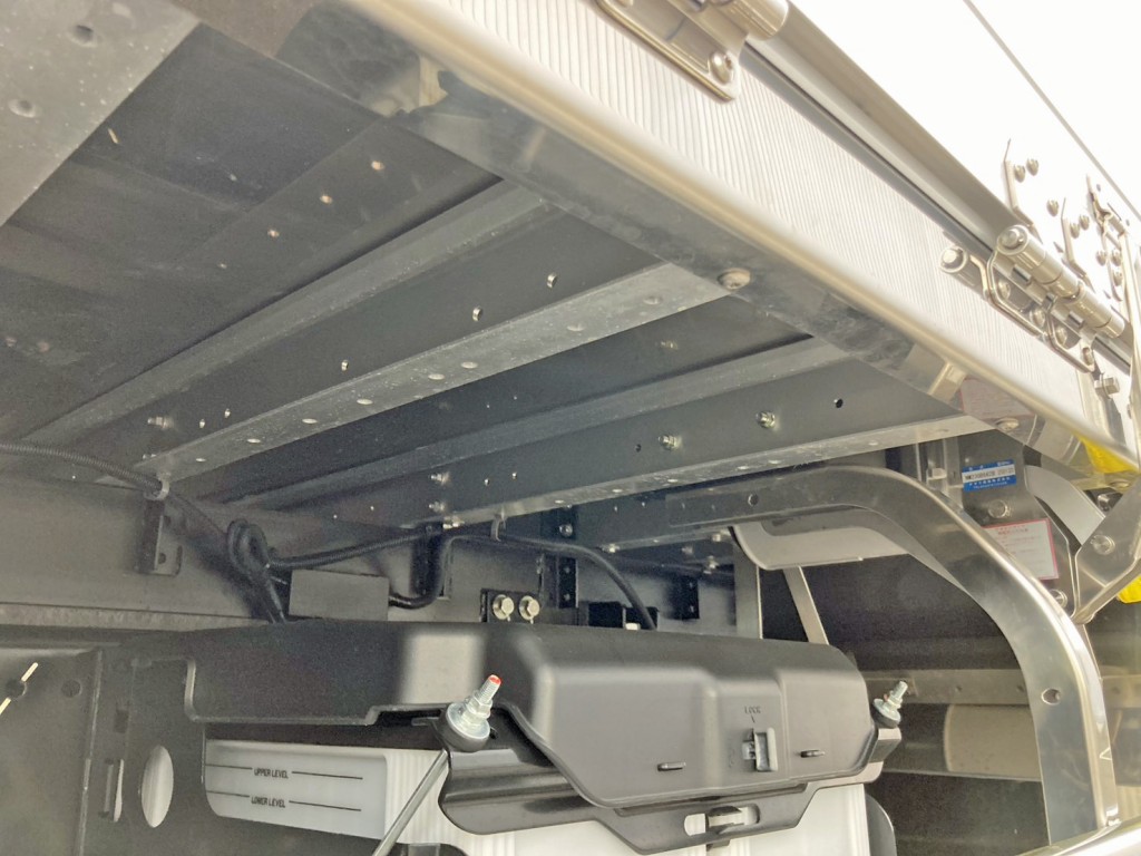 シャーシとネタの状態です。(縦ネタは鉄製・横ネタはアルミ製・床下はステンレス製です)|日野 プロフィア 2DG-FW1AHCの写真6