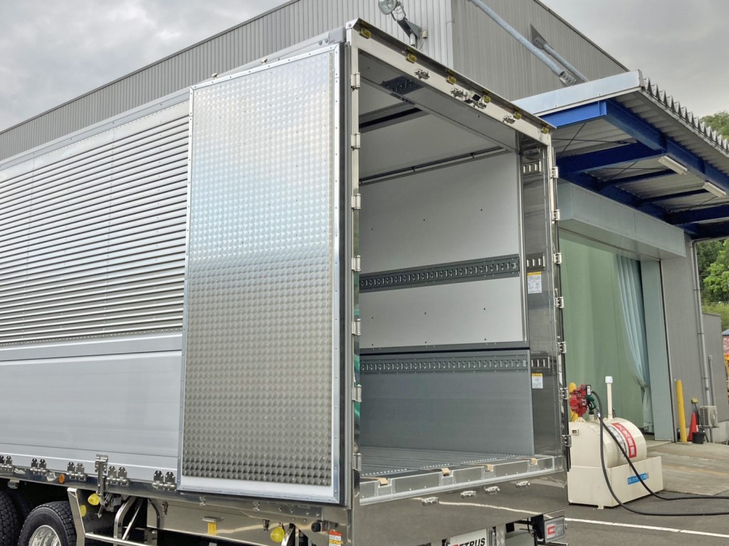 リヤドア裏側にウロコステンが張られています。(助手席側)|日野 プロフィア 2DG-FW1AHCの写真10