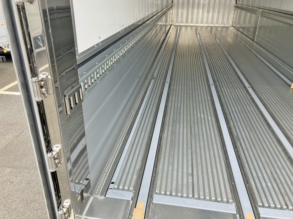 ボディー左右端にレールが付いています。|日野 プロフィア 2DG-FW1AHCの写真13