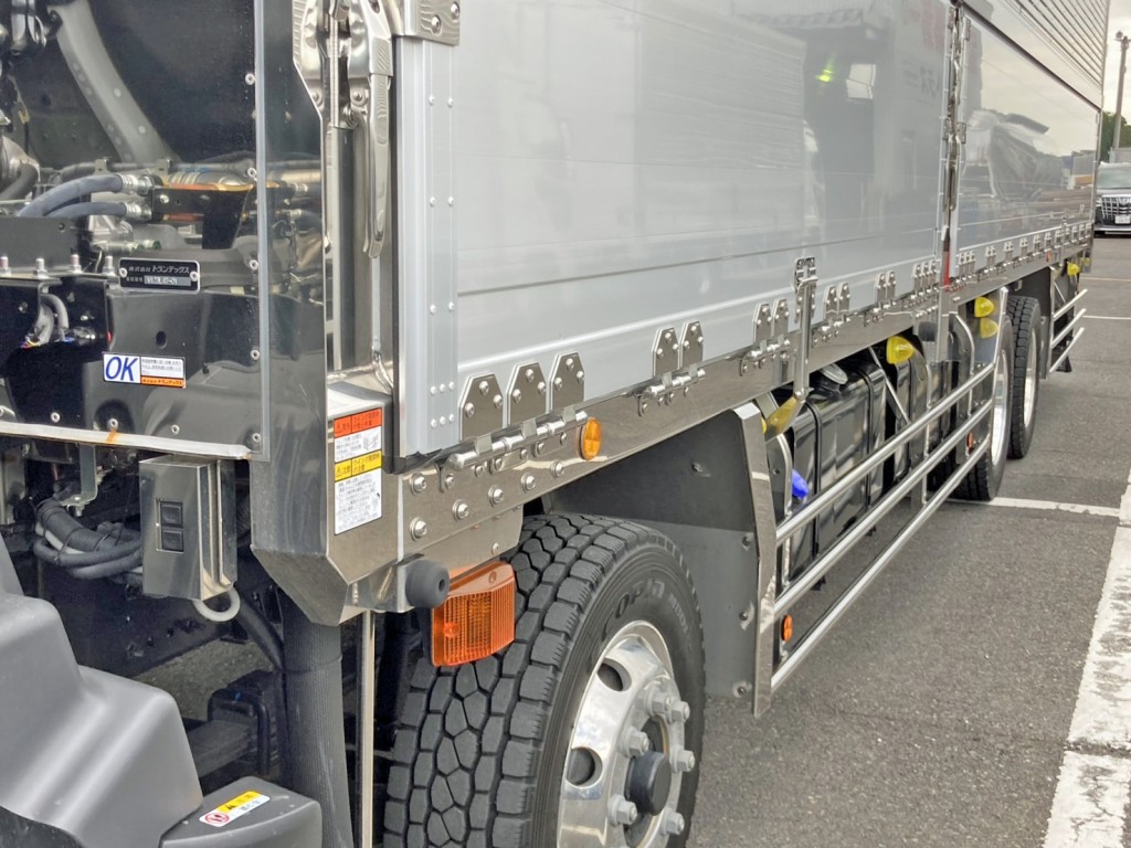 ボディー前方左右にもウイングの開閉スイッチが付いています。|日野 プロフィア 2DG-FW1AHCの写真19