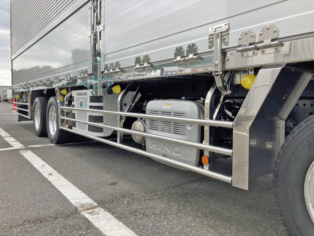 サイドバンパー・フェンダーはステンレス製です。|日野 プロフィア 2DG-FW1AHCの写真22