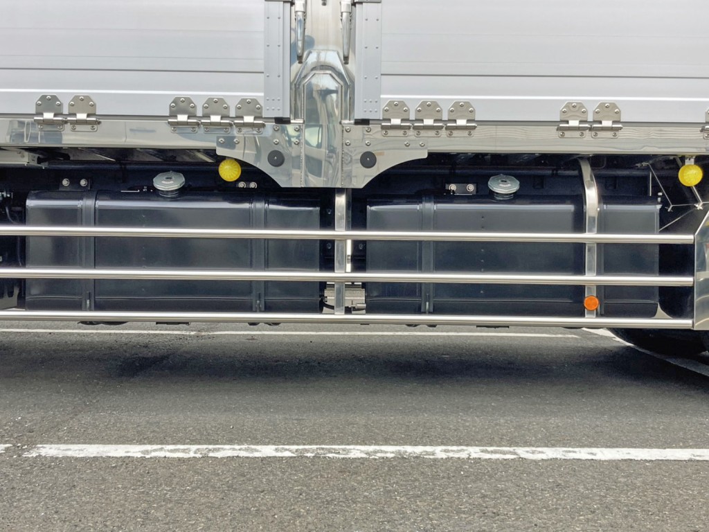 燃料タンクは300Lが2つ付いています。|日野 プロフィア 2DG-FW1AHCの写真26