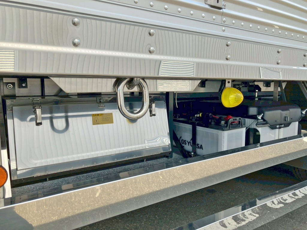 ボディー運転席側後方にステンレス製の工具箱が付いています。|日野 プロフィア 2DG-FW1AHCの写真23