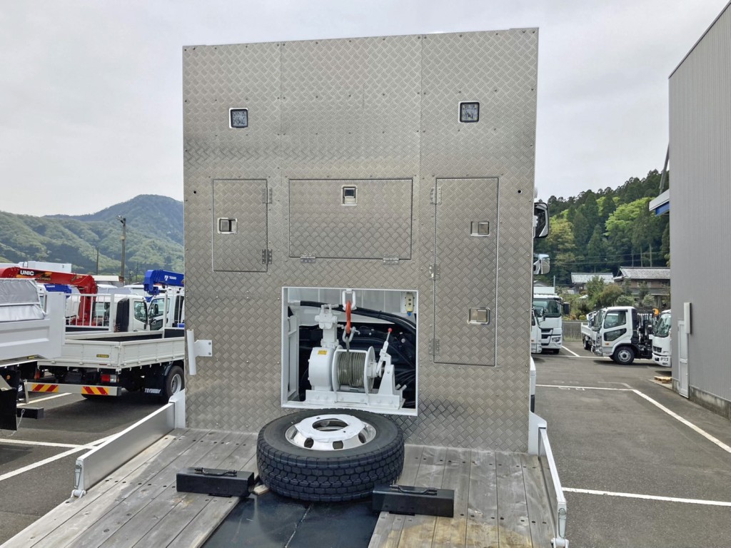 ウインチ付きです。(プロテクターに縞板アルミが張られています)|日野 プロフィア 2DG-FQ1AJCの写真11