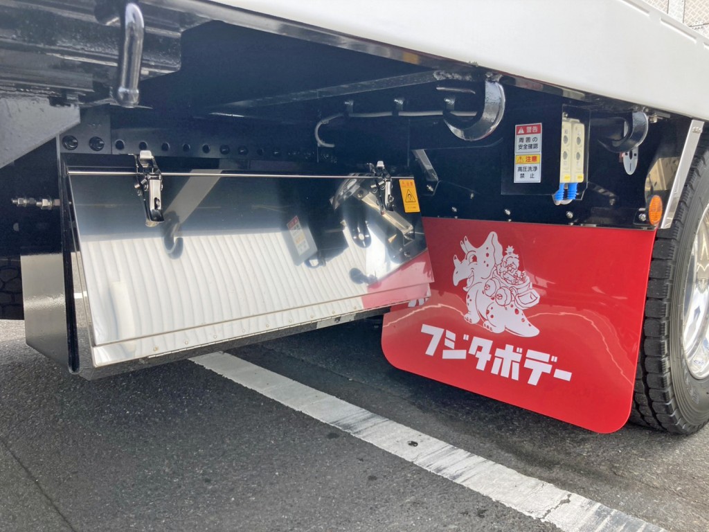 ボディー運転席側後方にステンレス製の工具箱が付いています。|日野 プロフィア 2DG-FQ1AJCの写真17