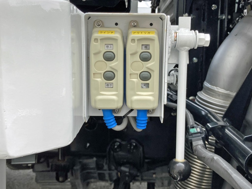 ウインチ・アウトリガーの操作スイッチです。|日野 プロフィア 2DG-FQ1AJCの写真20