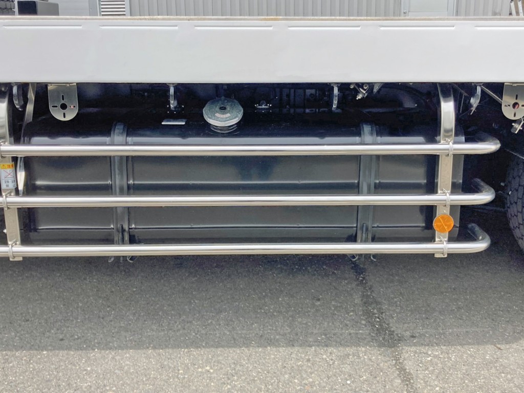 燃料タンクは300Lです。|日野 プロフィア 2DG-FQ1AJCの写真22