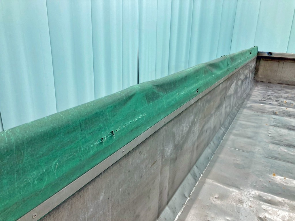 運転席側コボレーンシートに穴あき箇所があります。|東急  TF36H2C3の写真16