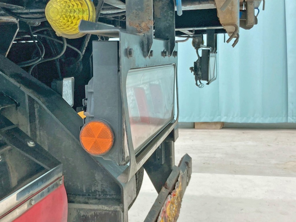 助手席側テールランプブラケットに曲がりがあります。|東急  TF36H2C3の写真33