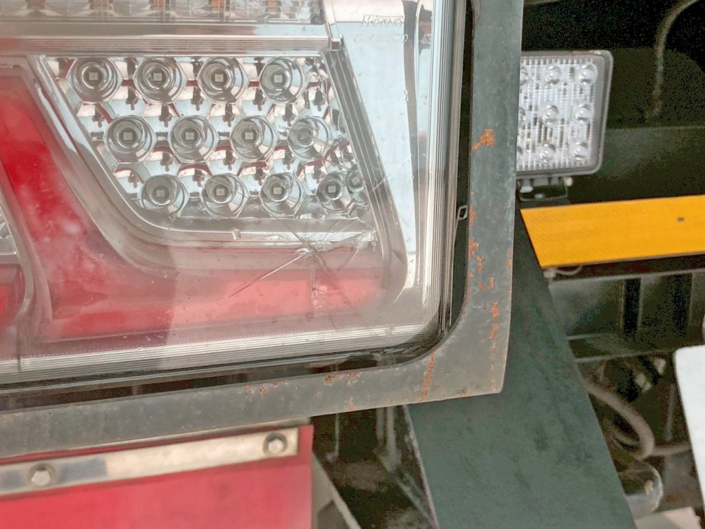 助手席側テールレンズに割れがあります。|東急  TF36H2C3の写真34