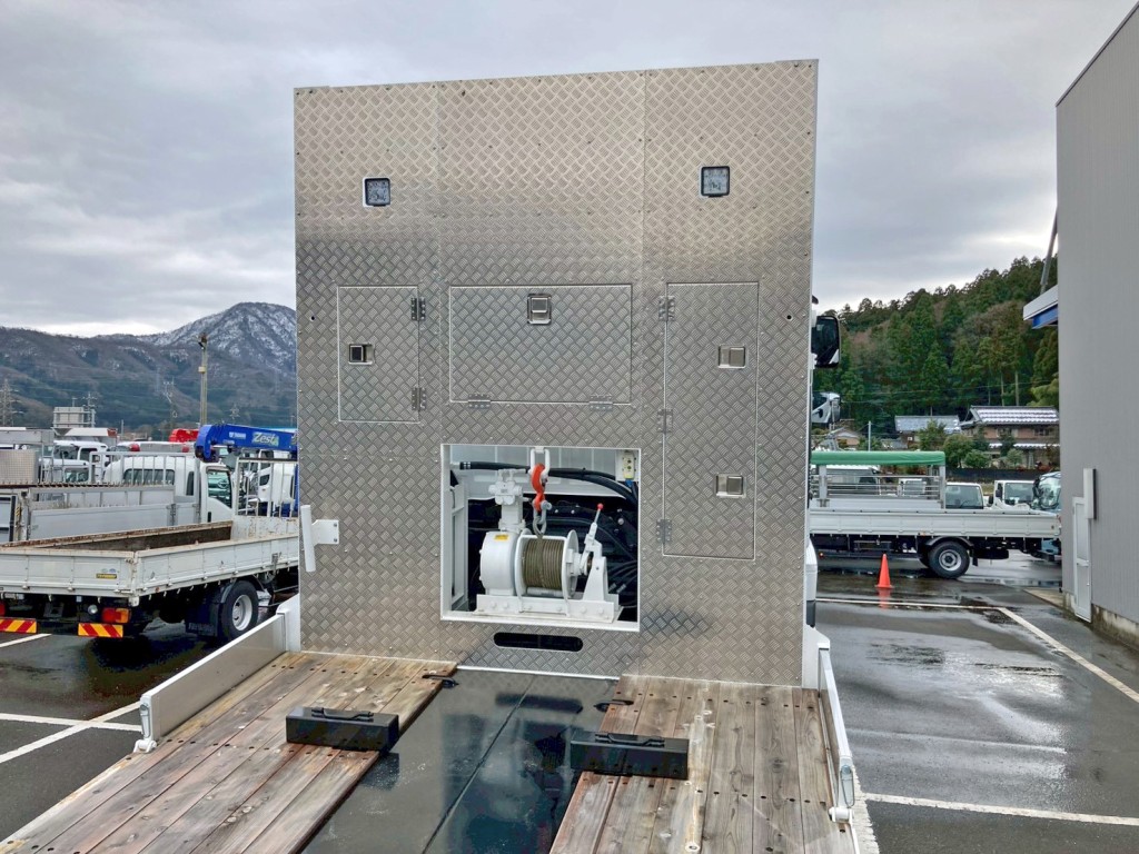 ウインチ付きです。(プロテクターに縞板アルミが張られています)|日野 プロフィア 2DG-FS1AJEの写真11