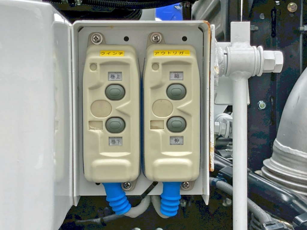 ウインチ 及び アウトリガーの伸縮スイッチです。|日野 プロフィア 2DG-FS1AJEの写真19