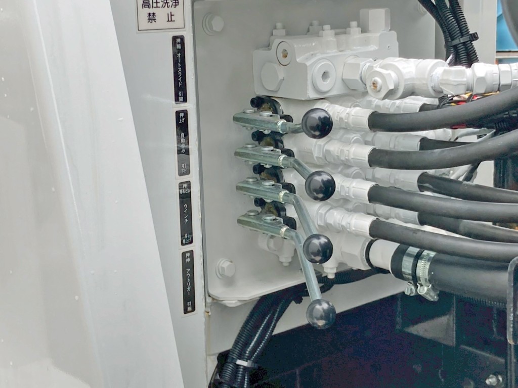 オートスライド・自動歩み・ウインチ・アウトリガーの操作レバーです。|日野 プロフィア 2DG-FS1AJEの写真20