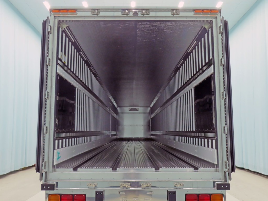 門口周りはステンレス製です。|トレクス  VFR345の写真9