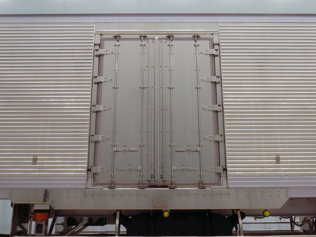 ボディー助手席側前方の観音式サイドドアは、蝶番・ハンマーロック・キャッチがステンレス製です。|トレクス  VFR345の写真12