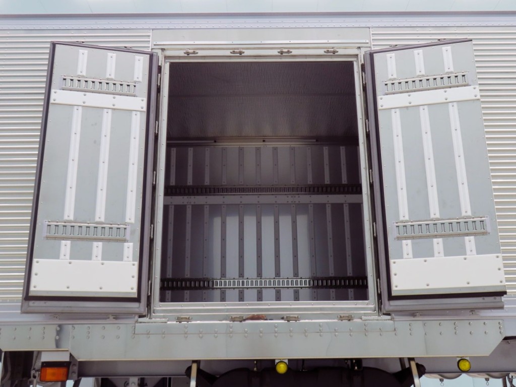 サイドドアを開いた状態です。（門口周りはステンレス製です）|トレクス  VFR345の写真13