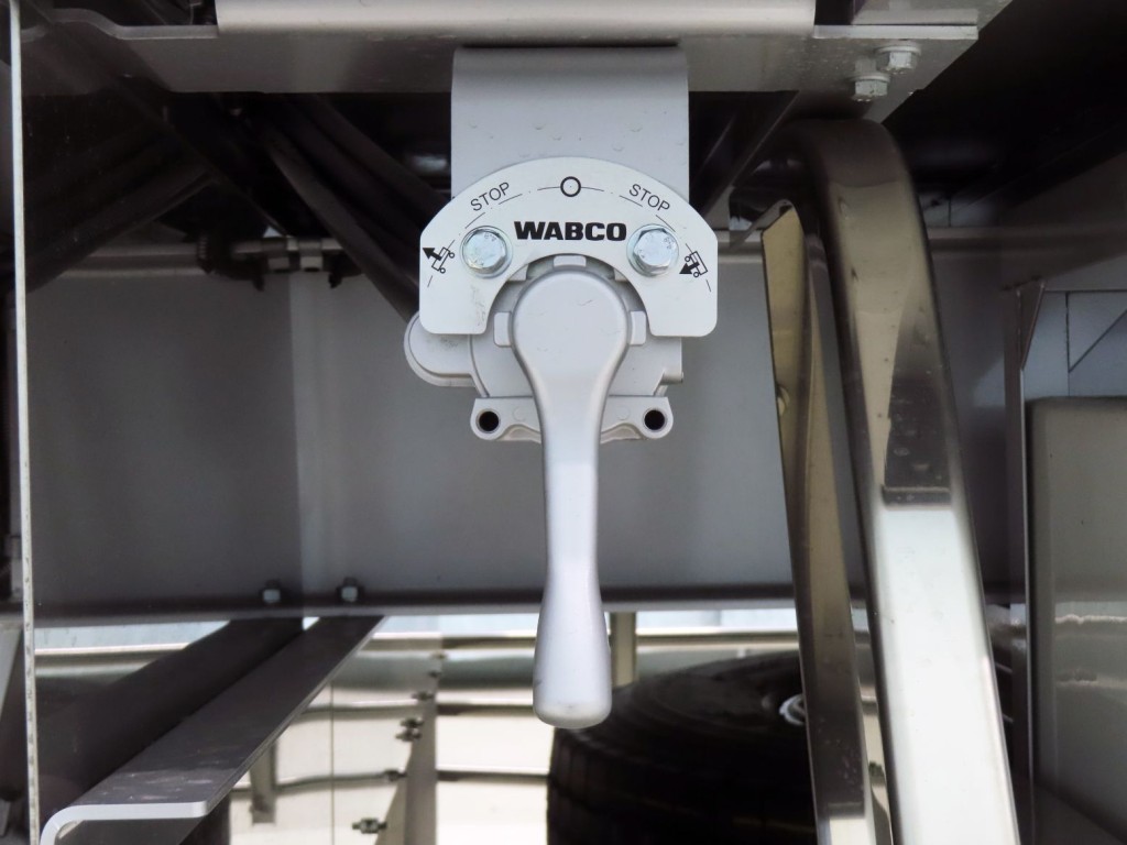 エアサスの昇降レバーです。|トレクス  VFR345の写真23