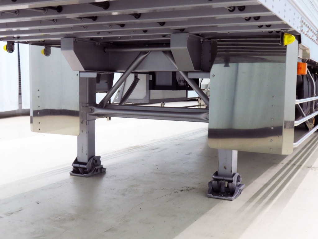 補助脚前にステンレス製の泥除けステーが付いています。|トレクス  VFR345の写真32