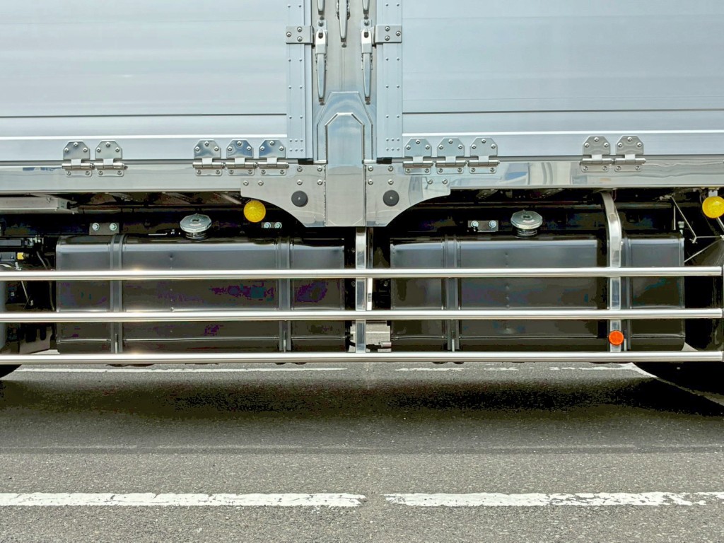 燃料タンクは300Lが2つ付いています。|日野 プロフィア 2DG-FW1AHCの写真27