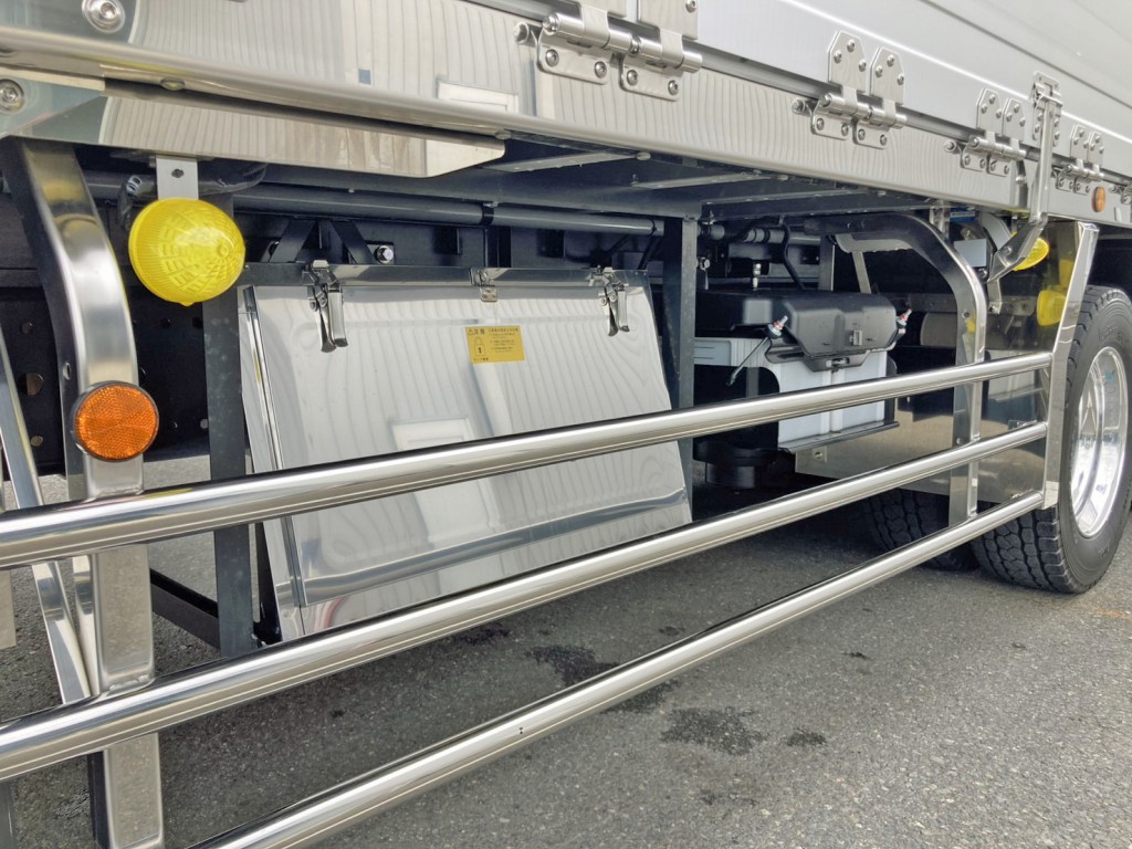 ボディー運転席側後方にステンレス製の工具箱が付いています。|日野 プロフィア 2DG-FW1AHCの写真25