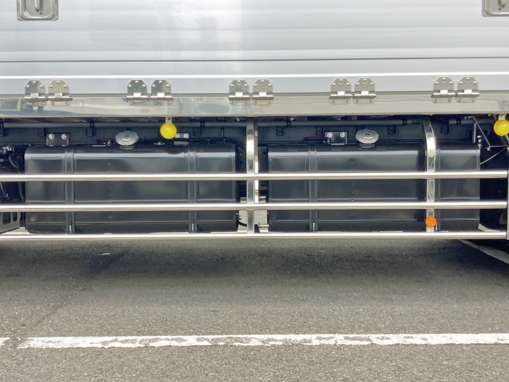 燃料タンクは300Lが2つ付いています。|日野 プロフィア 2DG-FW1AHCの写真29