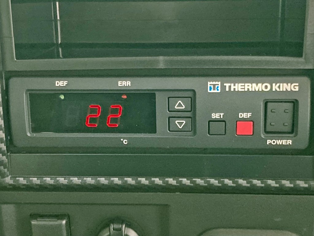 冷凍機は -5℃設定(中温仕様)です。|日野 プロフィア 2DG-FW1AHCの写真32