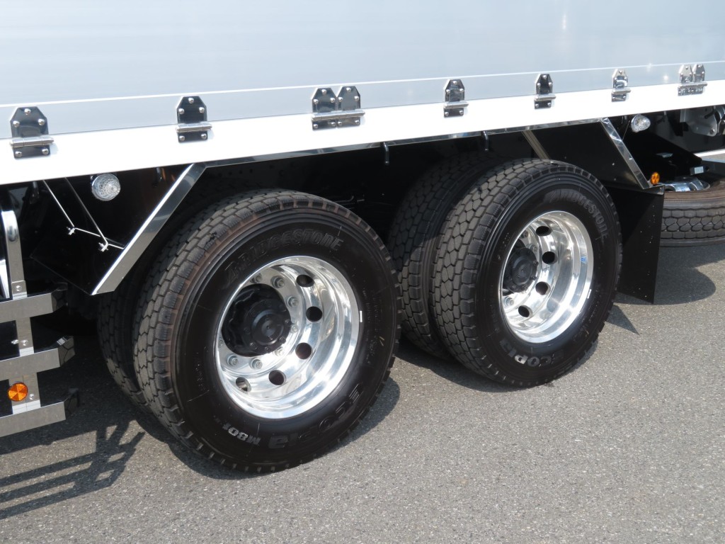 リアバンパーはステンレス製でホイールはアルミ製です。|三菱 スーパーグレート 2PG-FV80VZの写真11