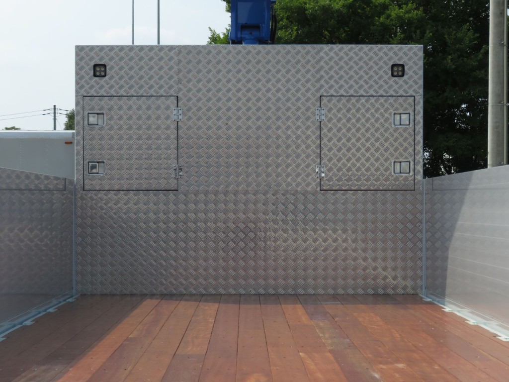 前立てに物入れ加工が施されています。|三菱 スーパーグレート 2PG-FV80VZの写真13