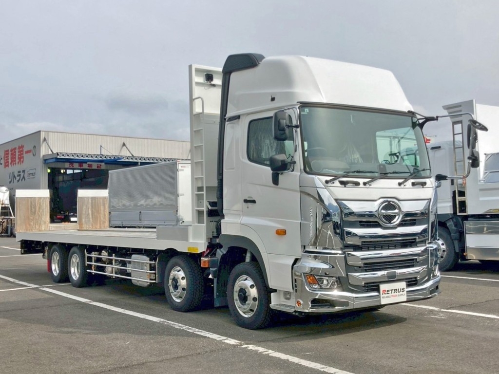 ホイールはアルミ製、サイドバンパー・フェンダーはステンレス製です。|日野 プロフィア 2DG-FW1AHCの写真2