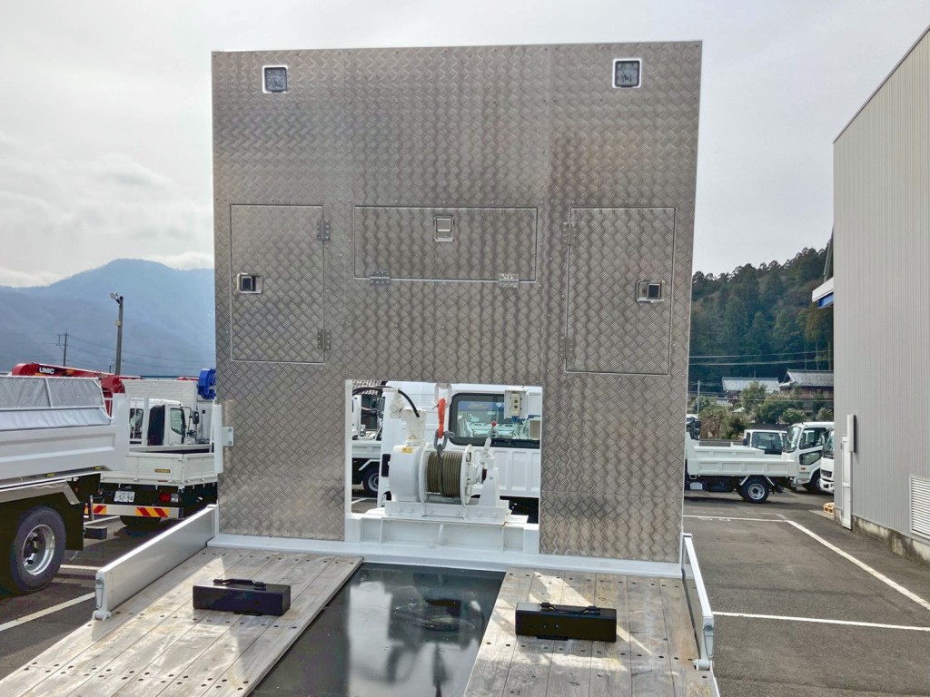 ウインチ付きです。(プロテクターは縞板アルミが張られています)|日野 プロフィア 2DG-FW1AHCの写真9