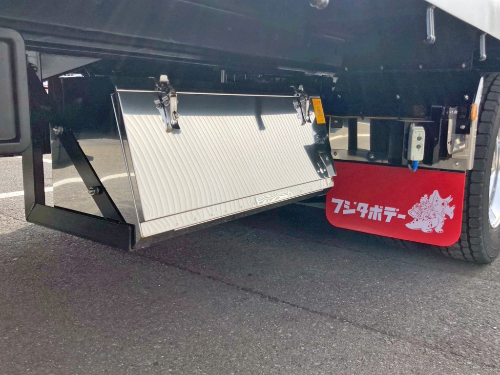 ボディー運転席側後方にステンレス製の工具箱が付いています。|日野 プロフィア 2DG-FW1AHCの写真17