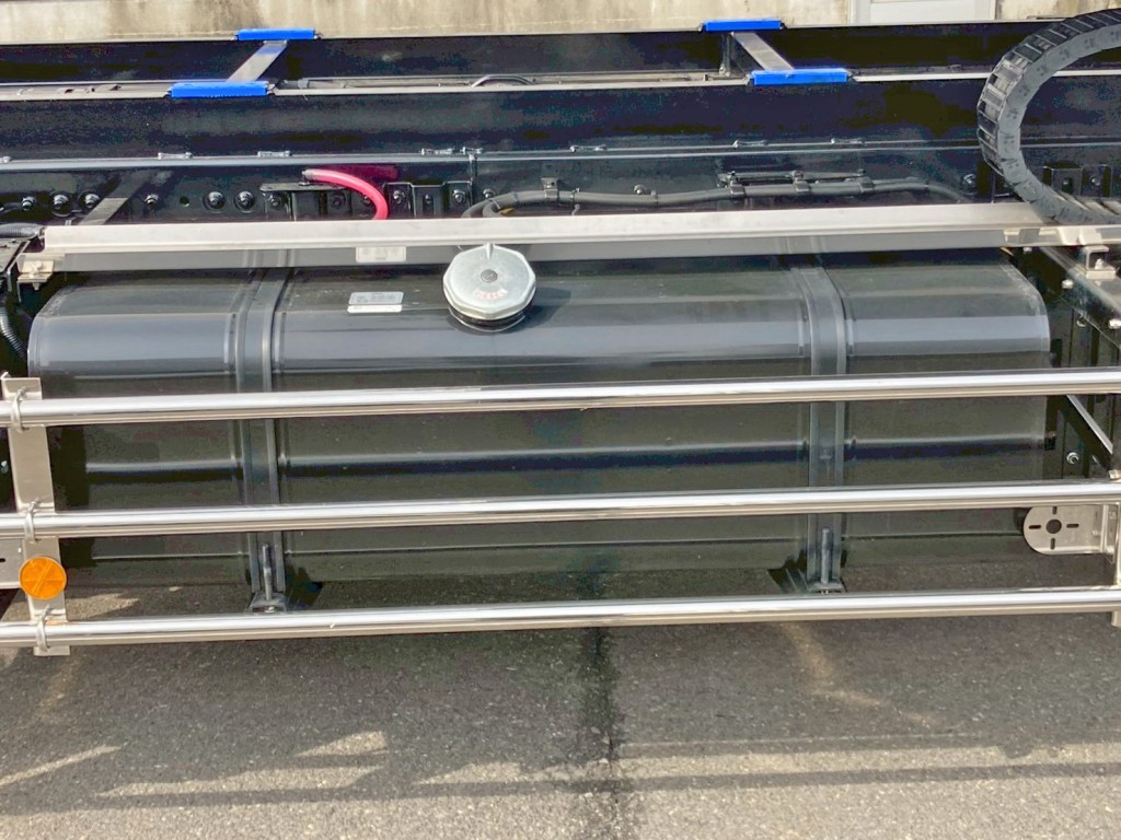 燃料タンクは300Lです。|日野 プロフィア 2DG-FW1AHCの写真21