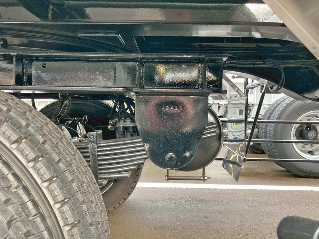 前軸はリーフサスです。|トレクス FFB12402の写真5