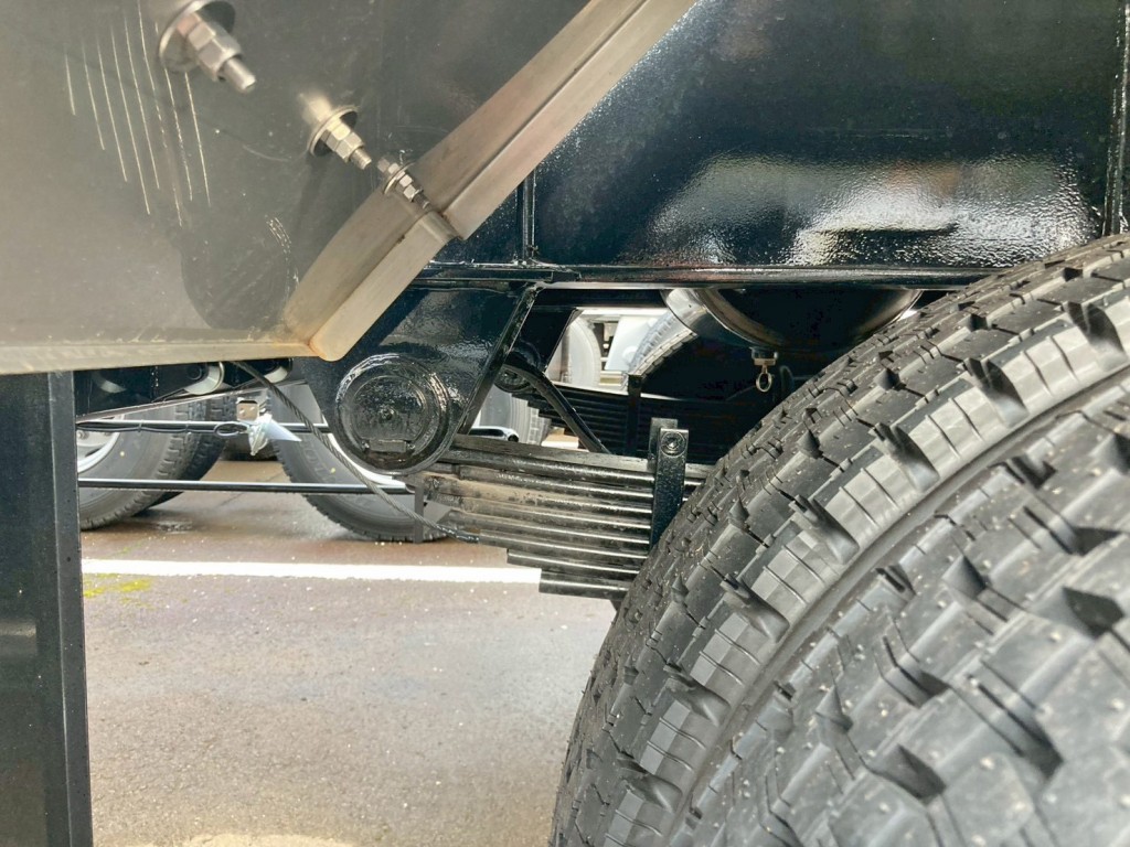 後軸はリーフサスです。|トレクス  FFB12402の写真6