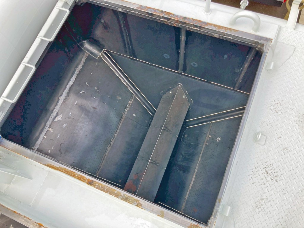 タンク内部の状態です。(前方より1室目)|トレクス FFB12402の写真11