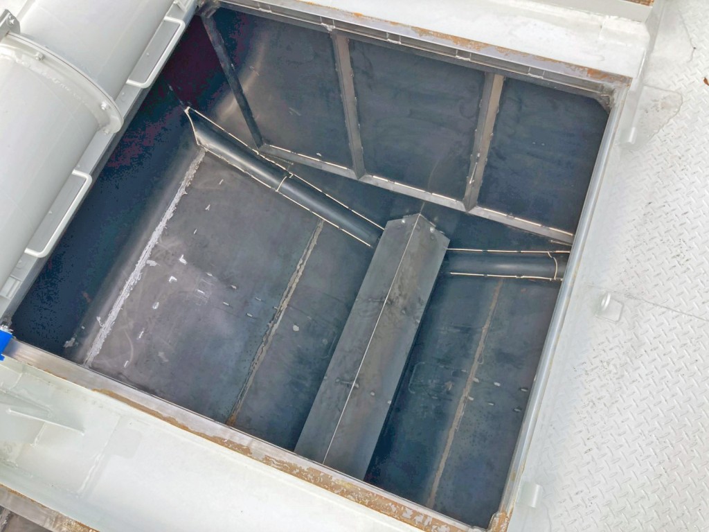 タンク内部の状態です。(前方より2室目)|トレクス FFB12402の写真12