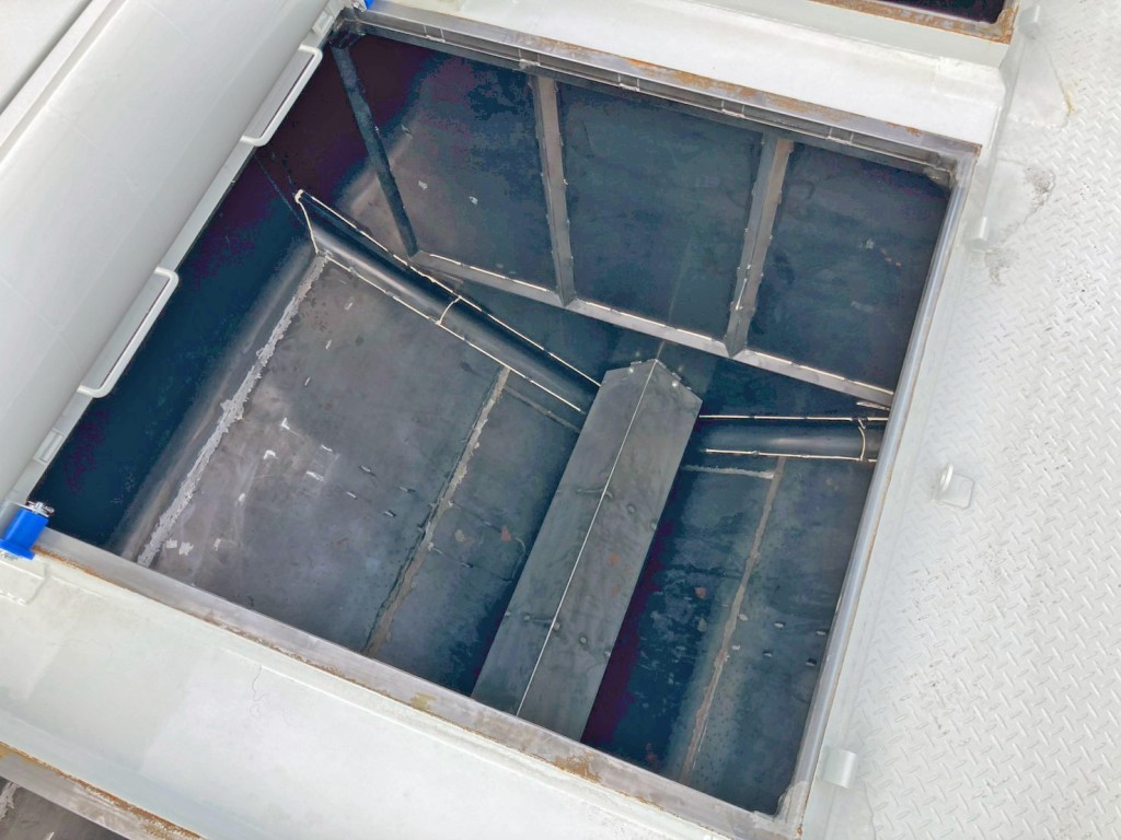 タンク内部の状態です。(前方より3室目)|トレクス FFB12402の写真13