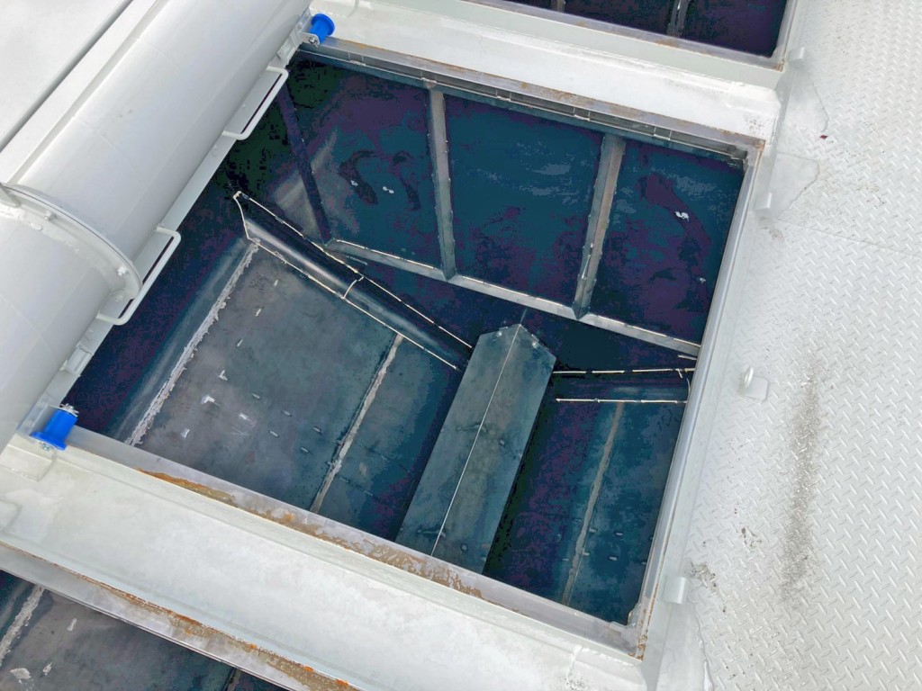 タンク内部の状態です。(前方より4室目)|トレクス FFB12402の写真14