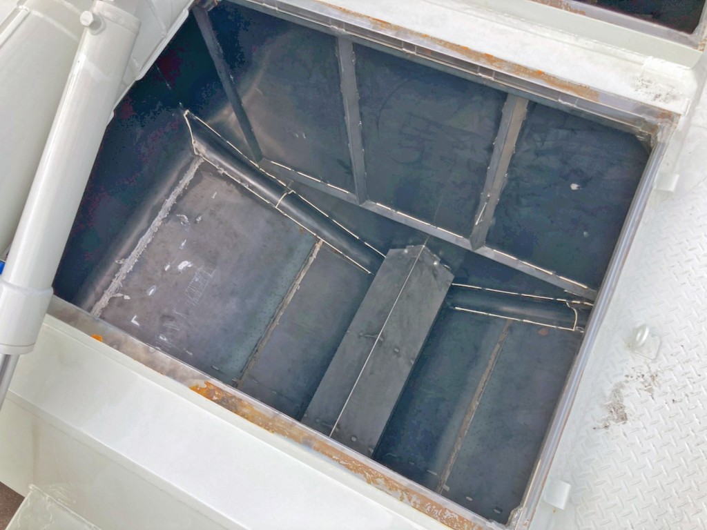 タンク内部の状態です。(前方より5室目)|トレクス FFB12402の写真15