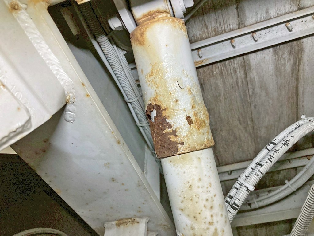 2軸目運転席側のショックアブソーバーカバーに腐食・穴あきがあります。|フルハーフ DFPDG241A改の写真11