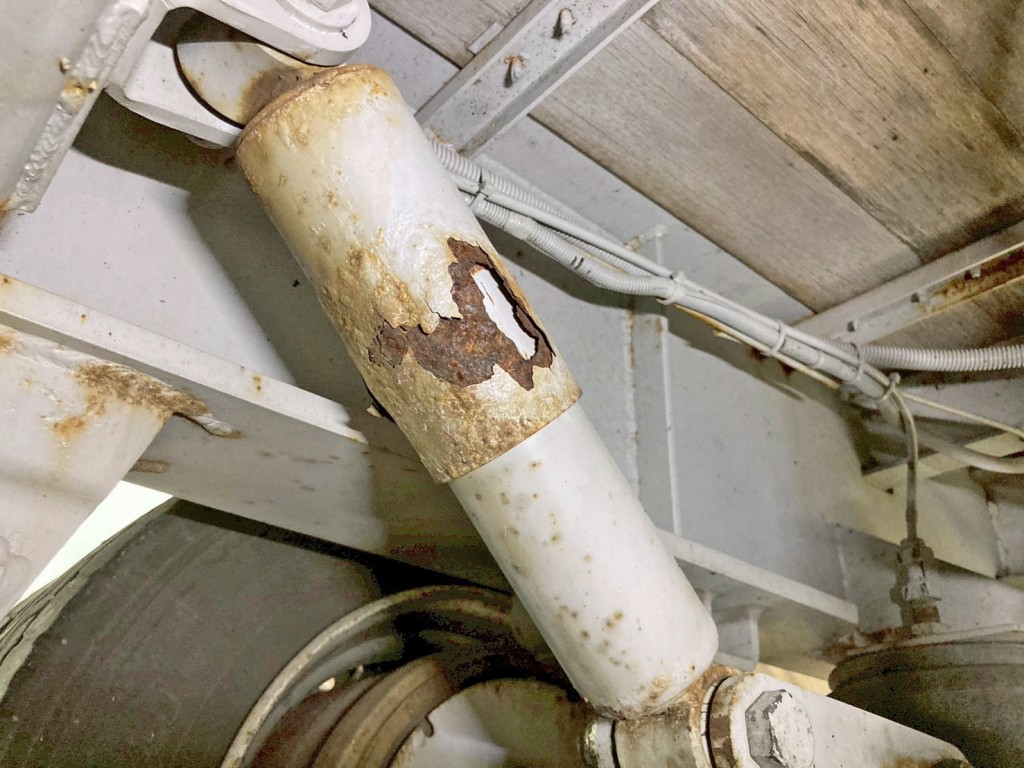 3軸目運転席側のショックアブソーバーカバーに腐食・穴あきがあります。|フルハーフ DFPDG241A改の写真12