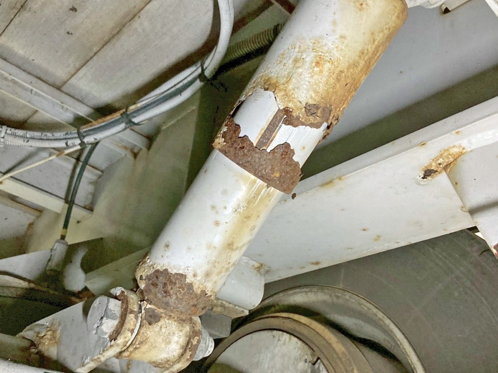 3軸目助手席側のショックアブソーバーカバーに腐食・穴あきがあります。|フルハーフ DFPDG241A改の写真13