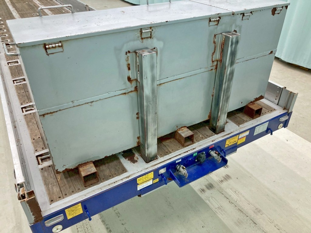 工具箱はスタンションで固定しています。(フォークリフトで脱着できます)|フルハーフ DFPDG241A改の写真24