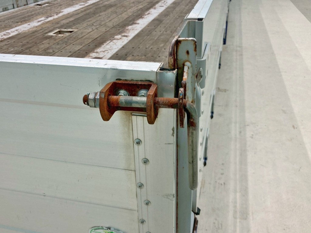 リヤアオリ運転席側のロック固い。 及び 周辺のアオリに少々ヘコミがあります。|フルハーフ DFPDG241A改の写真28