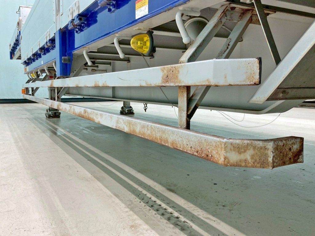 助手席側サイドバンパーにサビがあります。|フルハーフ DFPDG241A改の写真29