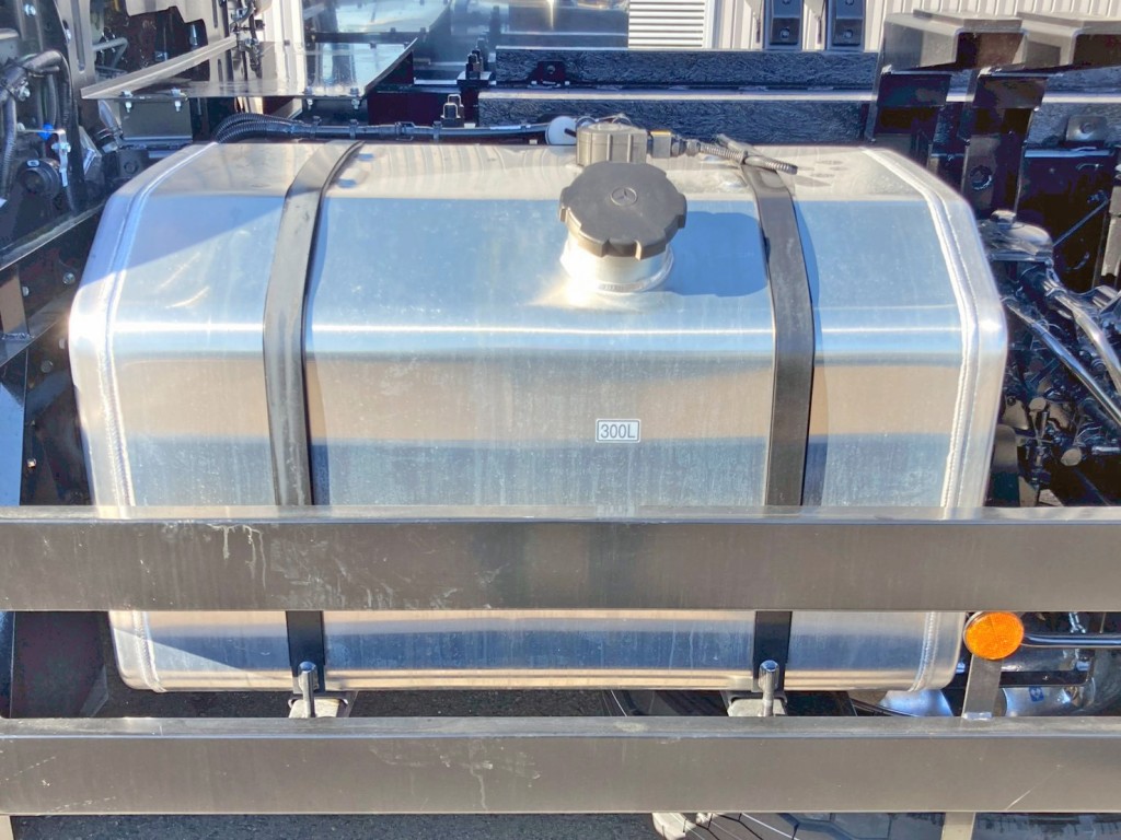 燃料タンクは300Lアルミ製です。|三菱 スーパーグレート 2PG-FV80VYの写真20