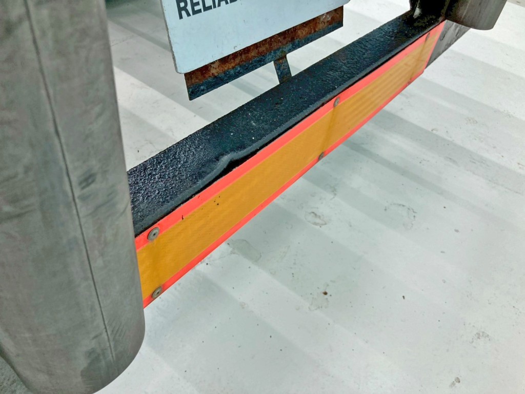 リヤバンパー中央部に少々曲がりがあります。|日通 NT2340の写真21