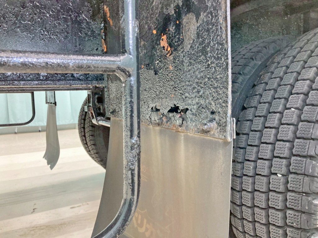 運転席側2軸目後方の泥除けステーに腐食・穴あきがあります。|日通  NT2340の写真22