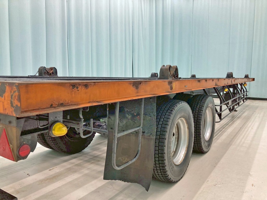 運転席側サイドレールの所々にサビがあります。|日通 NT2340の写真23